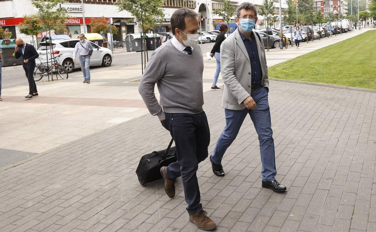 El concejal de Vitoria Iñaki Gurtubai, ayer a su llegada al Palacio de Justicia acompañado por un letrado municipal. 