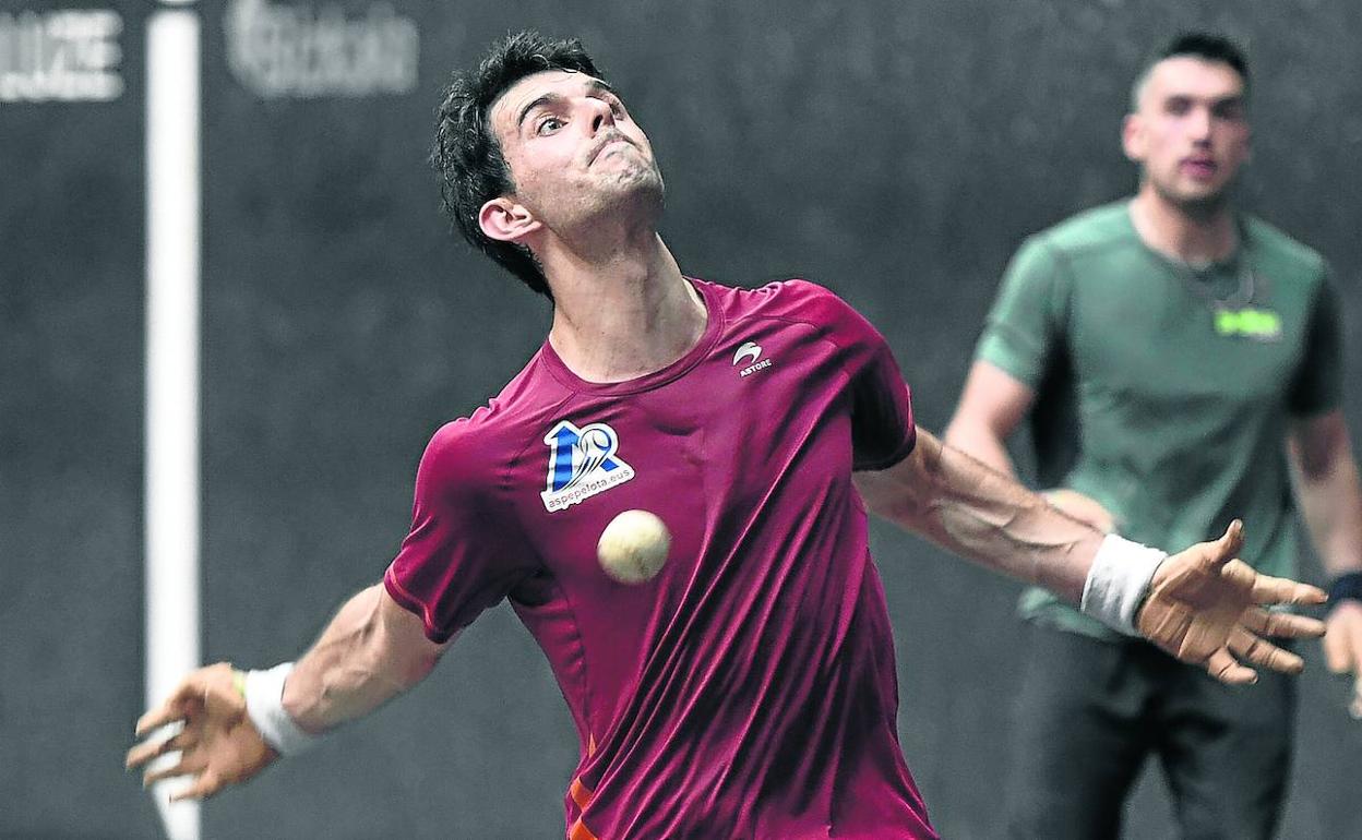 Altuna III se coloca para soltar la derecha en el entrenamiento realizado ayer en el Bizkaia con Víctor de cara a la final del Manomanista. 