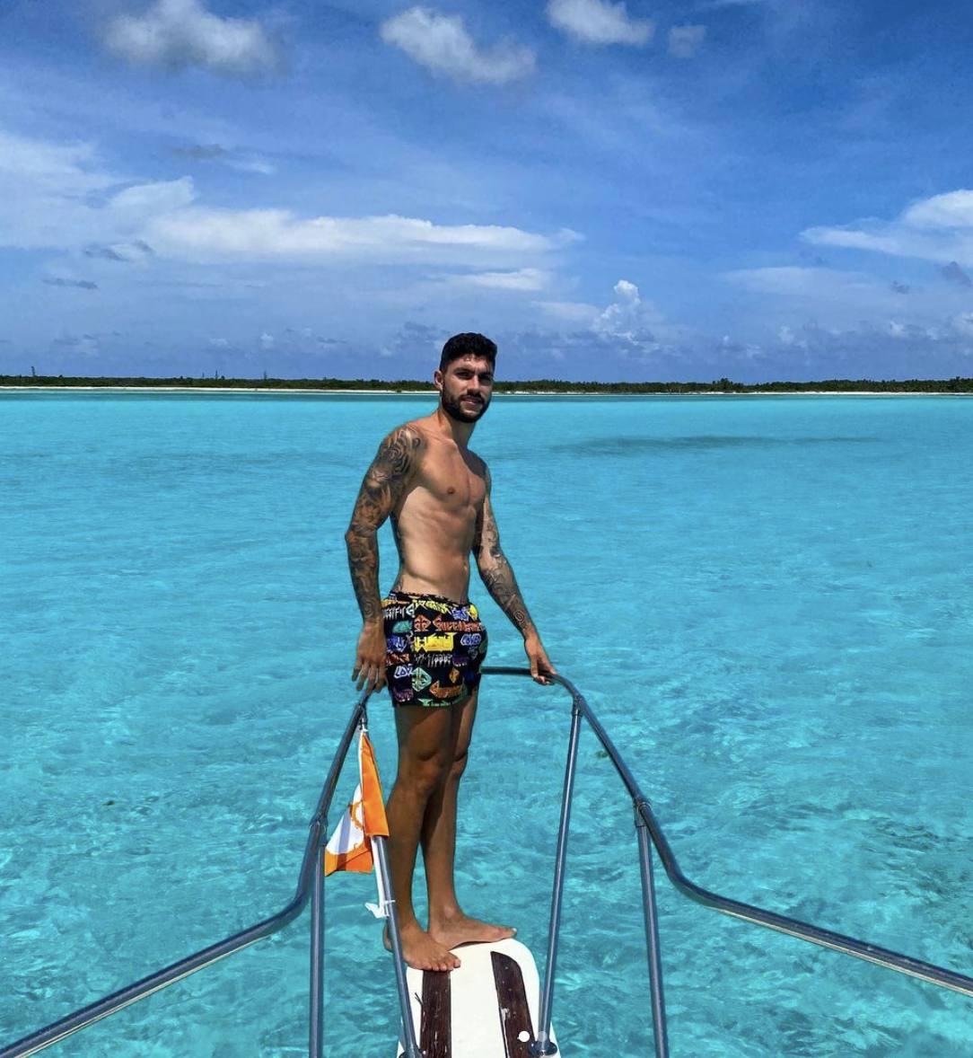 Unai Núñez relajándose en unas aguas cristalinas en El Cielo, en la costa mexicana.