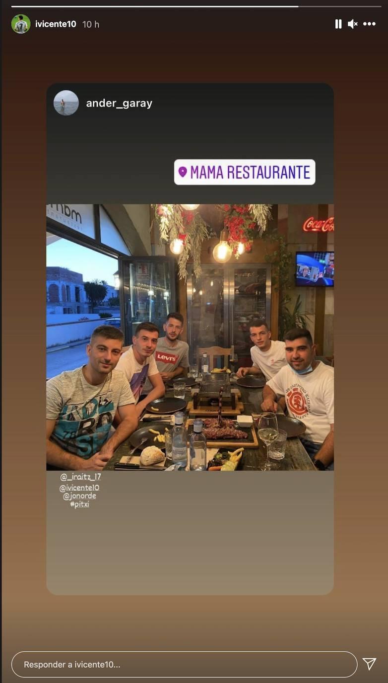 Iñigo Vicente con unos amigos en el restaurante Mama, en Conil de la Frontera.