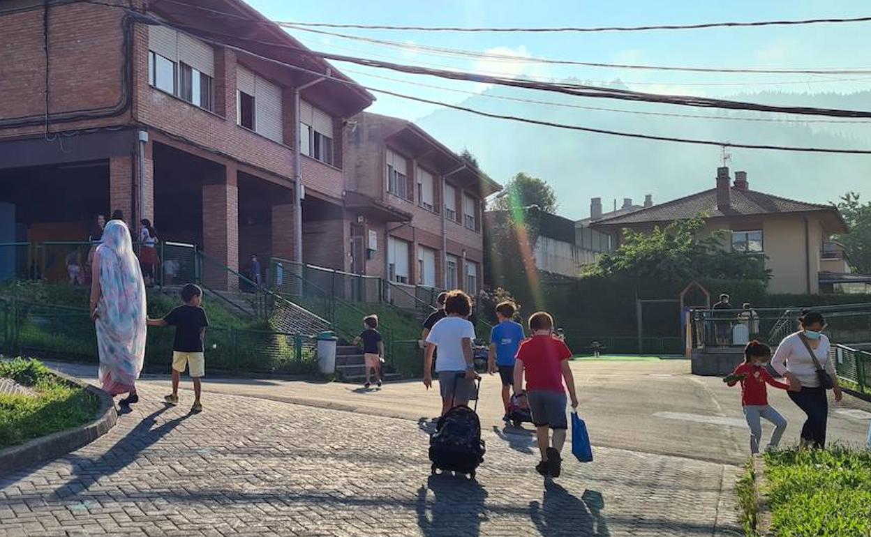 Las rampas del colegio de Areta se van a renovar íntegramente, como pedía el centro. 