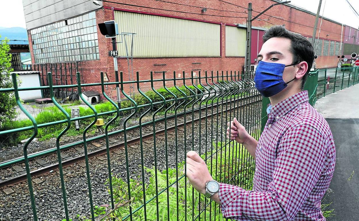 Vistas al futuro. Julen Karrion se asoma a las inmediaciones del antiguo astillero de la localidad. 