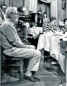 Imagen secundaria 2 - 1. José Luis Garci, el productor José María González-Sinde y Berlanga. 2. El director recibe de manos del entonces príncipe Felipe el Premio Príncipe de Asturias de las Artes en 1986. 3. El director prepara uno de sus célebres planos secuencia con muchos personajes en 'Patrimonio Nacional'.