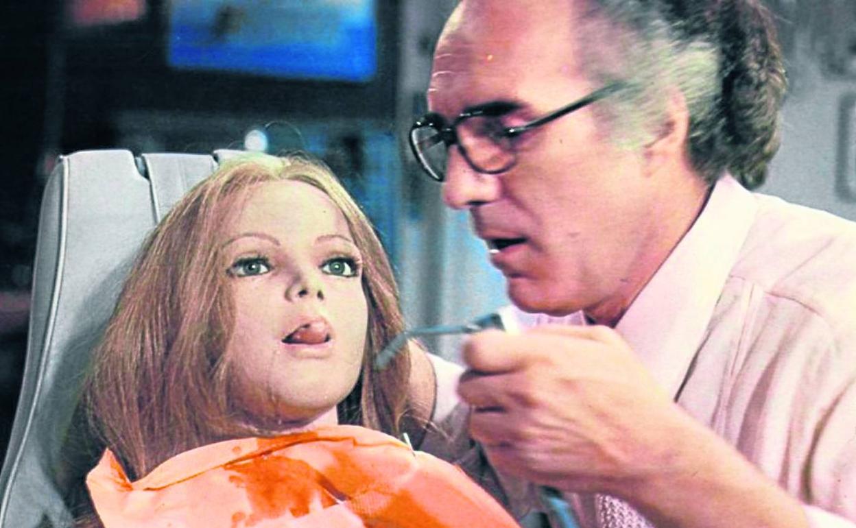 El personaje interpretado por Michel Piccoli junto a la muñeca con la que comparte su vida en 'Tamaño natural'.