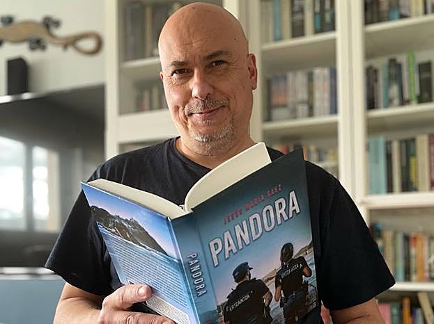 El escritor, con su último libro.