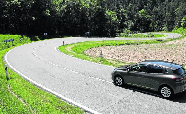 Un vehículo desciende el puerto de la Tejera, carretera que demanda mejoras por su trazado sinuoso.