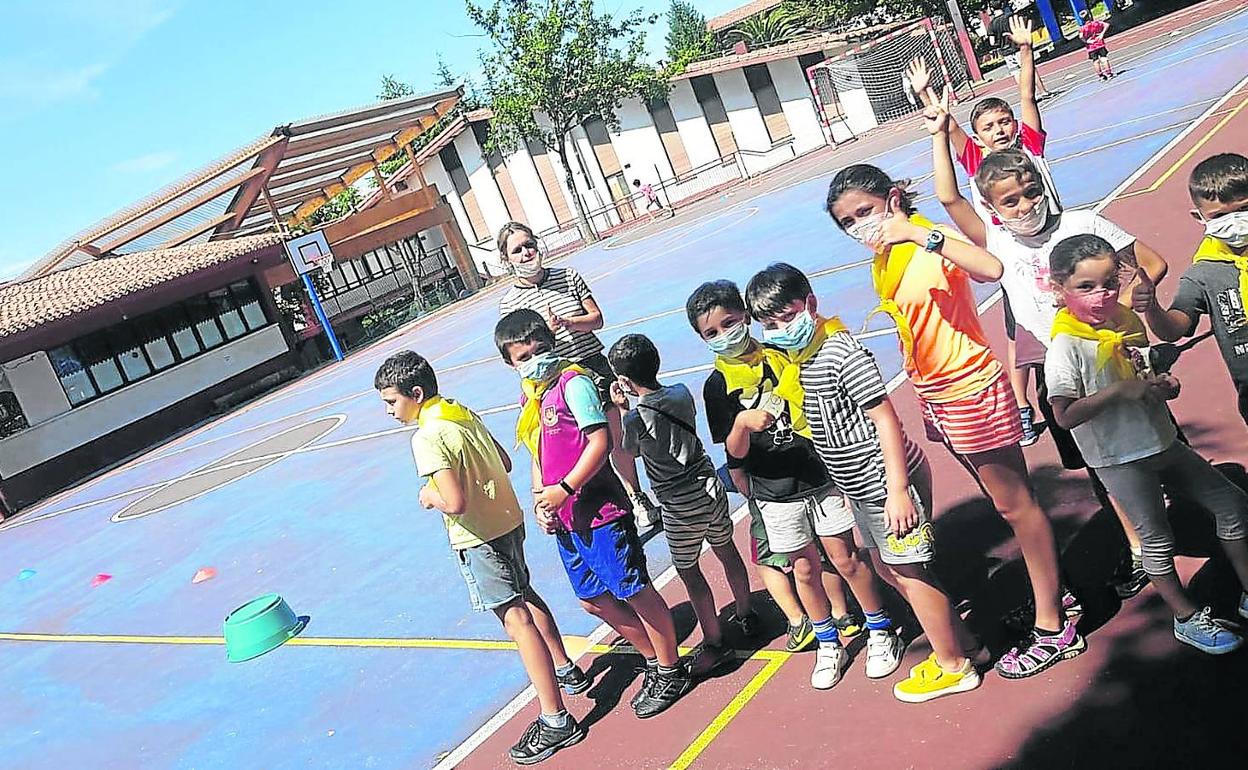 Niños y monitores ataviados con mascarilla durante una de las actividades organizadas por Pinpoil Ocio en la ikastola Ander Deuna de Sopelana el año pasado. 