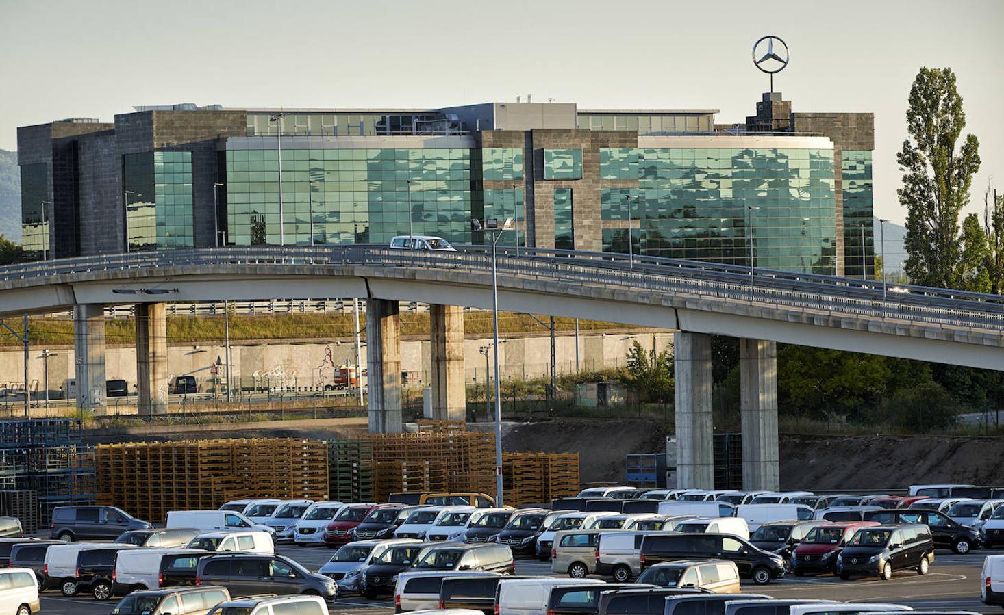 Oficinas de Mercedes-Benz en Júndiz. Del arquitecto Mikel Garbizu, 2003.