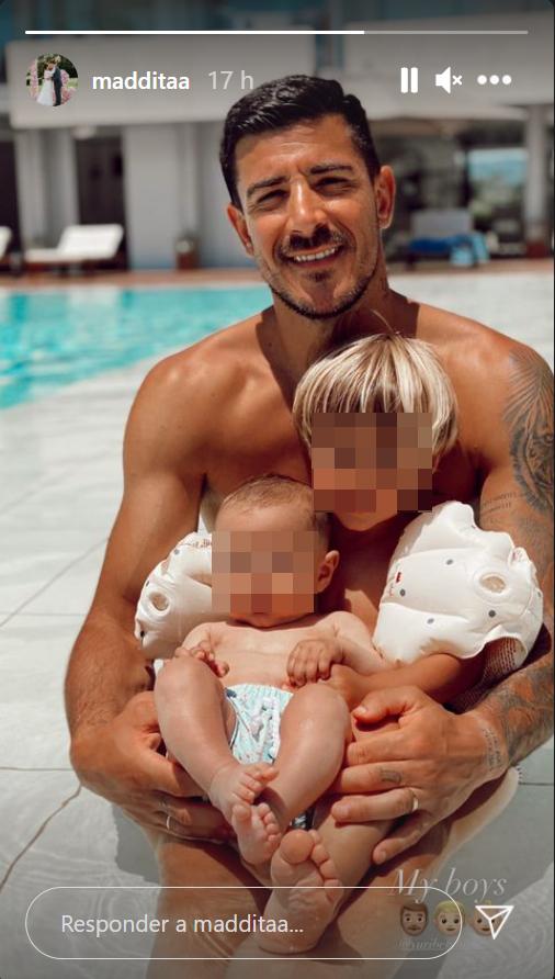 Yuri Berchiche con sus hijos Luka y Martín en sus vacaciones en Ibiza.