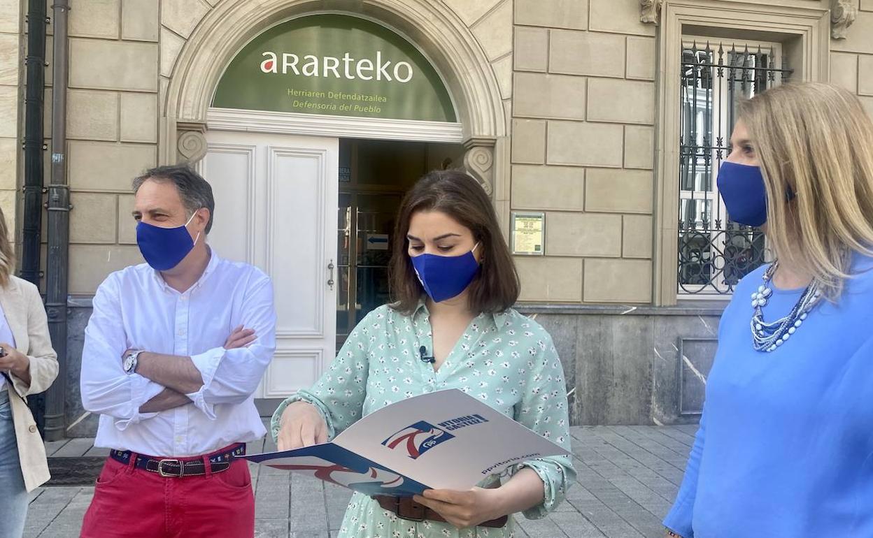 Leticia Comerón, líder del PP vitoriano, minutos antes de registrar su escrito en la oficina del ararteko.. 
