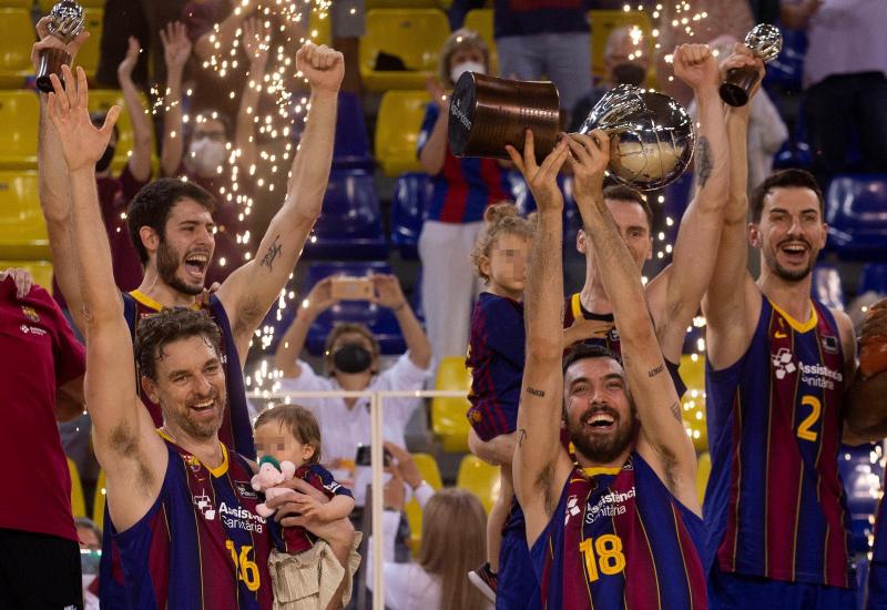 Los jugadores del Barcelona celebran el triunfo. 