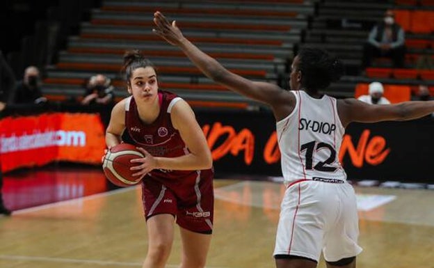 La cántabra buscando a una compañera en uno de los encuentros de la pasada EuroCup Women. 