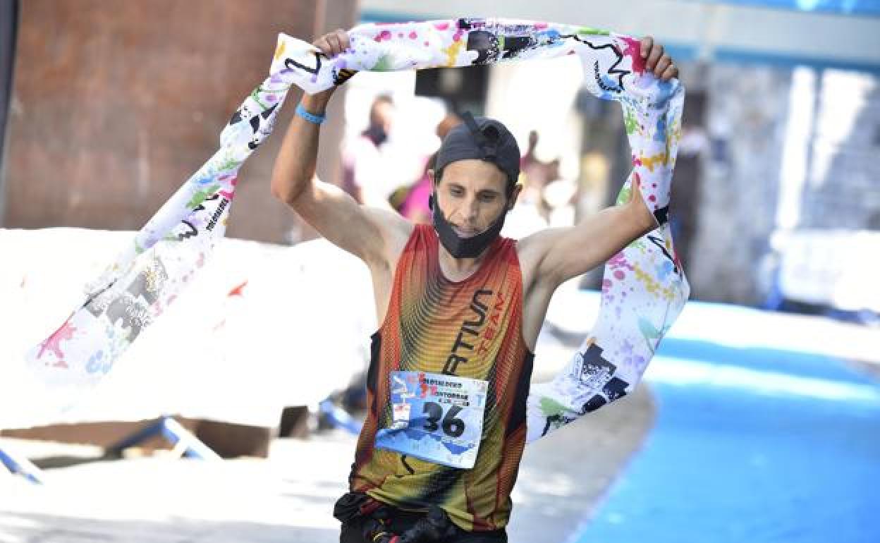 El ganador de la prueba masculina Ismail Razga, a su llegada a meta