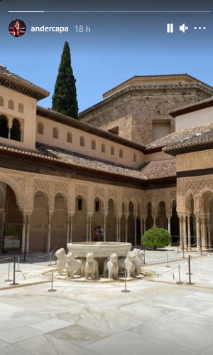 Ander Capa y su chica, maravillados tras visitar La Alhambra de Granada.