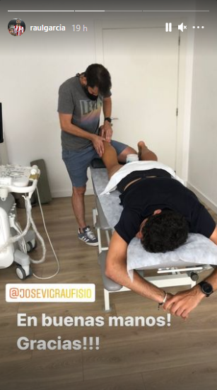 Raúl García da las gracias a su fisioterapeuta que le está cuidando en esta época estival para comenzar la temporada a tope.