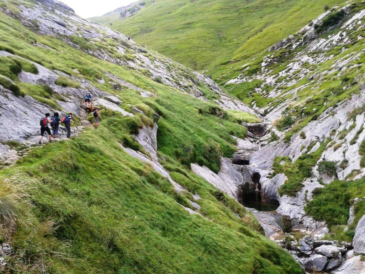 Barranco Arritzaga, Gipuzkoa. Está en la sierra de Aralar, a los pies del Txindoki. Parte del pueblo de Amezketa y los de la zona le llaman el camino de la mina, porque es un sendero de unos 7 kilómetros que lleva a unas antiguas instalaciones donde se extraían cobre. Estuvieron en activo hasta los años 50. Además de estas ruinas industriales, también es zona de pastores. 