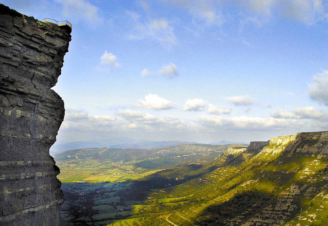 Cañón de Delika, Álava. Permite admirar el salto del Nervión desde abajo. Es una ruta de 7 kilómetros ida y vuelta que sigue el curso del río desde el municipio alavés de Delika. No se puede hacer en invierno o en época de lluvias. En la parte baja abundan las hayas y los robles. Según asciendes, el paisaje es más rocoso. No tiene dificultad, pero si quieres llegar a la misma base de la cascada deberás trepar por las rocas al final del todo.