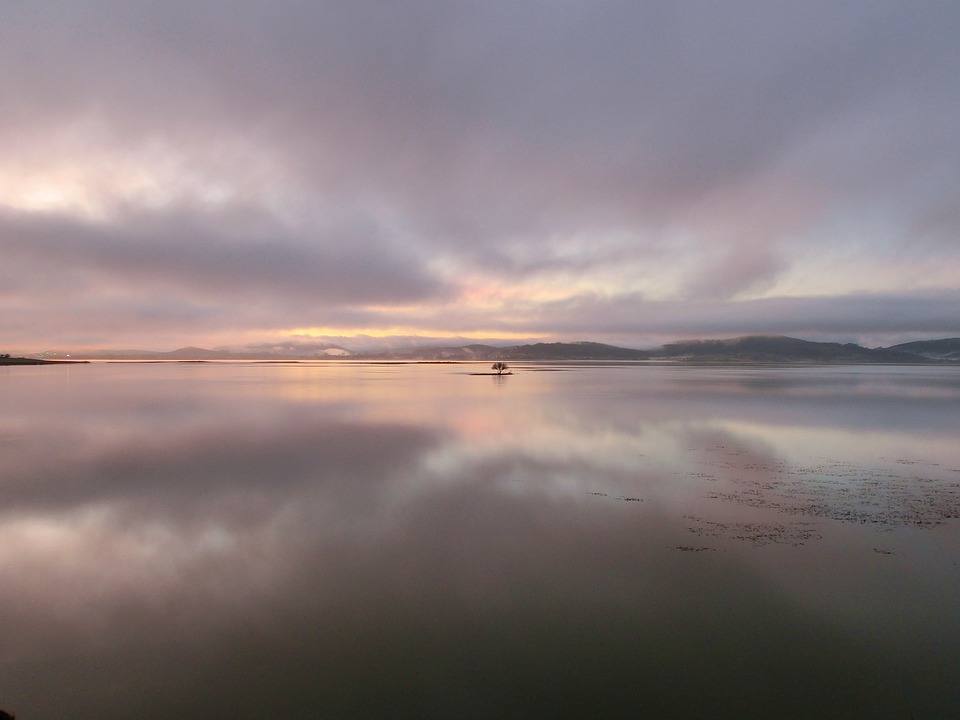 Pantano de Arija. Este embalse está construido en el curso alto del río Ebro entre la provincia de Burgos y el sur de Cantabria, y es uno de los más grandes de España. Tiene capacidad para 541 hectómetros cúbicos, una extensión de más de 6.200 hectáreas y, una altura máxima de 34 metros.