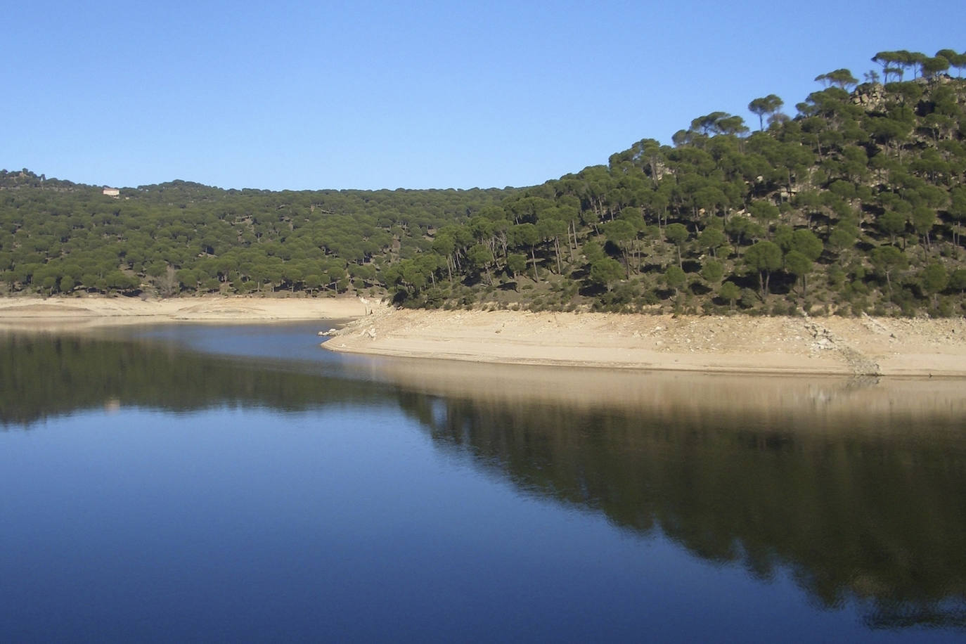 Pantano de San Juan (Madrid). Situado en San Martín de Valdeiglesias, este pantano es uno de los más famosos y visitados de Madrid. De hecho, se le conoce como ‘la playa de Madrid’ gracias a la calidad de sus aguas y a su amplia oferta de actividades acuáticas.