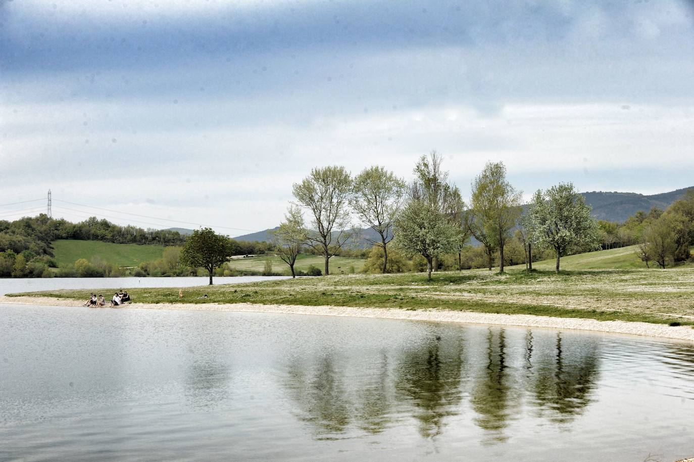 Ullíbarri-Gamboa. Garaio. Emplazado en el municipio alavés de Arrazua-Ubarrundia, el embalse de Ullíbarri-Gamboa además de abastecer de agua a Vitoria-Gasteiz y a los alrededores de Bilbao, sirve como área de esparcimiento, pues es uno de los lugares más frecuentados por los alaveses en verano. Este espectacular paraje cuenta con dos estupendas playas reconocidas con la bandera azul, por la calidad de su entorno y los servicios que ofrecen: Landa y Garaio.