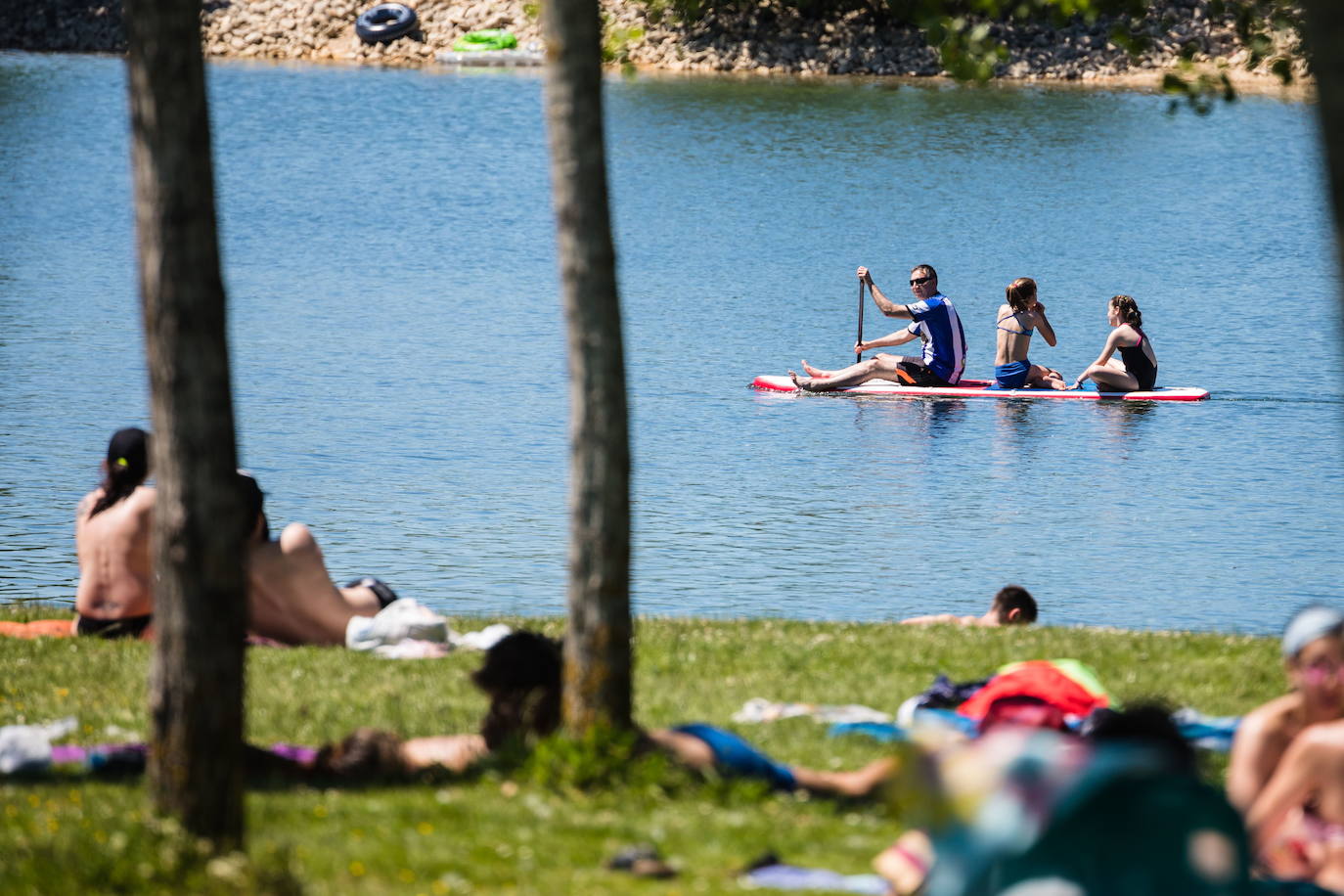 Ullíbarri-Gamboa. Landa. En el embalse alavés de dan las mejores condiciones para la práctica de todo tipo de actividades y deportes acuáticos (remo, piragüismo, windsurf...), ya que cuenta con dos clubes náuticos y embarcaderos.