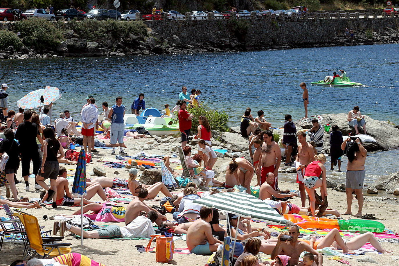 Las playas más importantes son de Sanabria son, en el extremo oeste, Custa Llago y Viquiella y, en el sureste, Los Arenales de Vigo, Los Enanos, El Pato y El Folgoso. En la zona también hay campings, alquiler de embarcaciones y actividades de ocio.