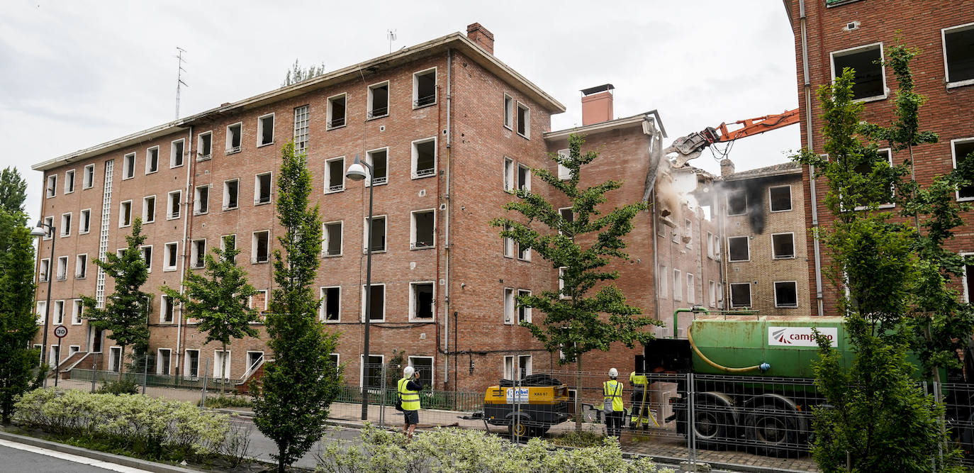 Fotos: Así se ha realizado el derribo de los bloques de Olárizu