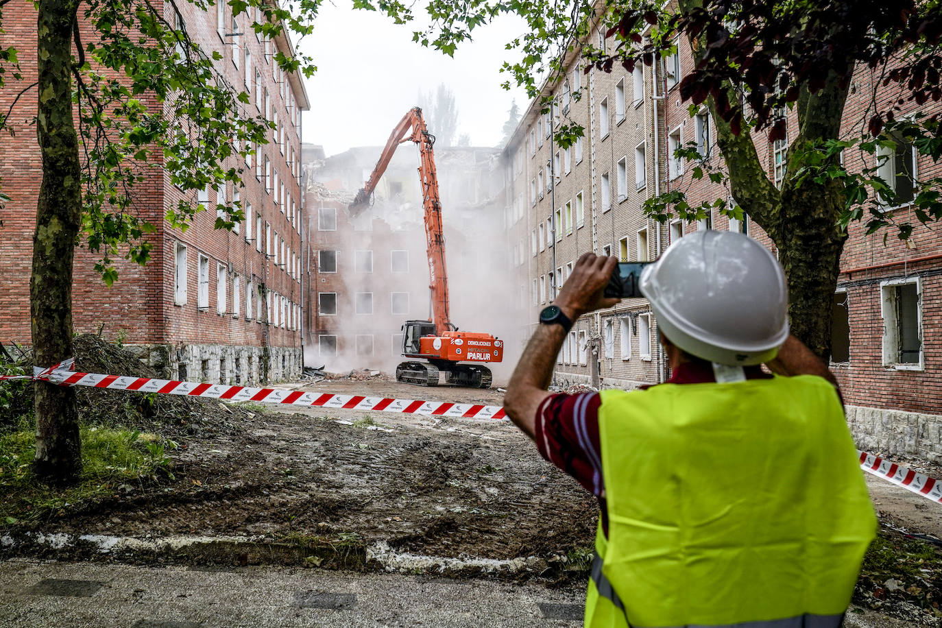 Fotos: Así se ha realizado el derribo de los bloques de Olárizu