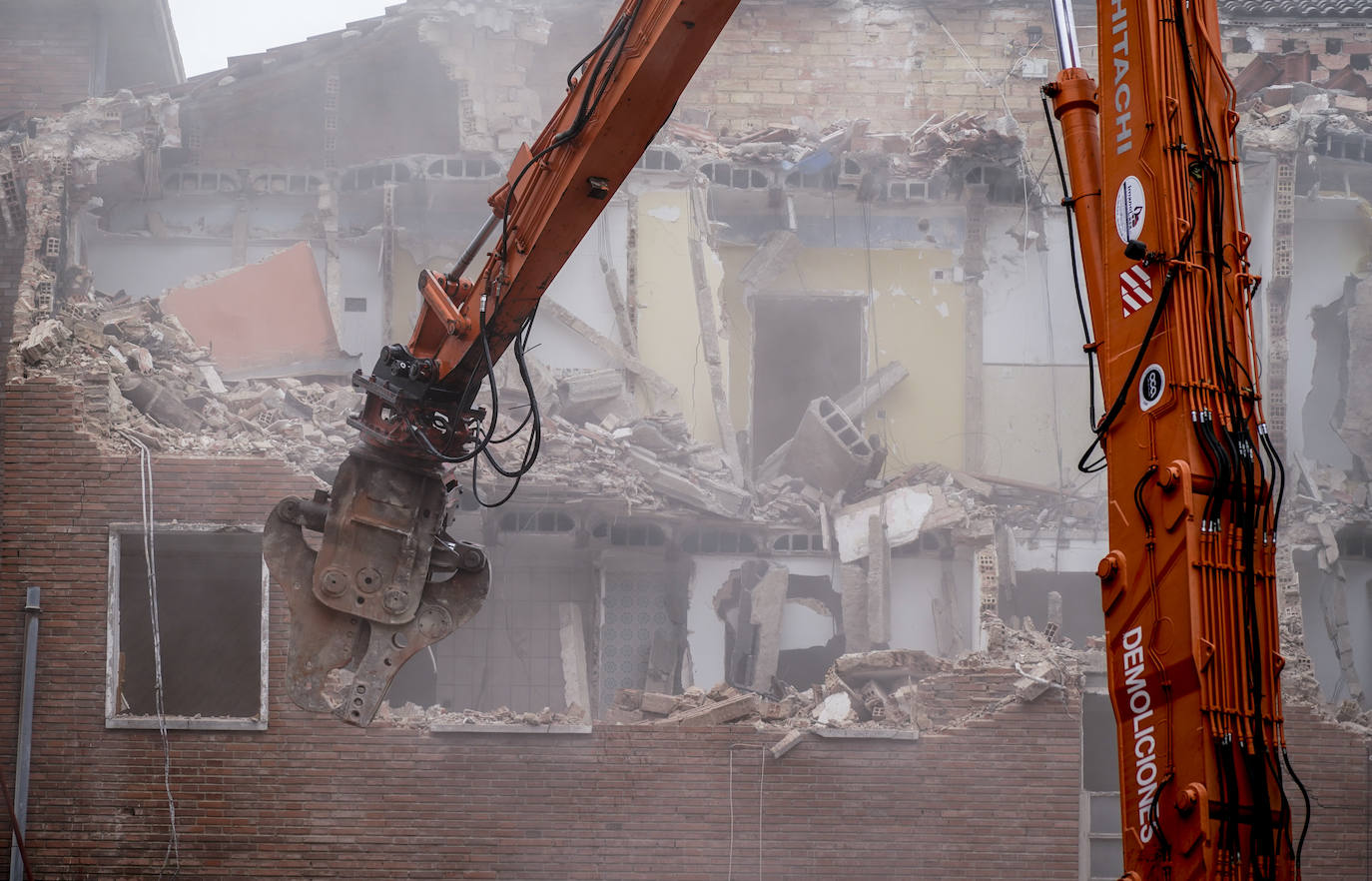 Fotos: Así se ha realizado el derribo de los bloques de Olárizu