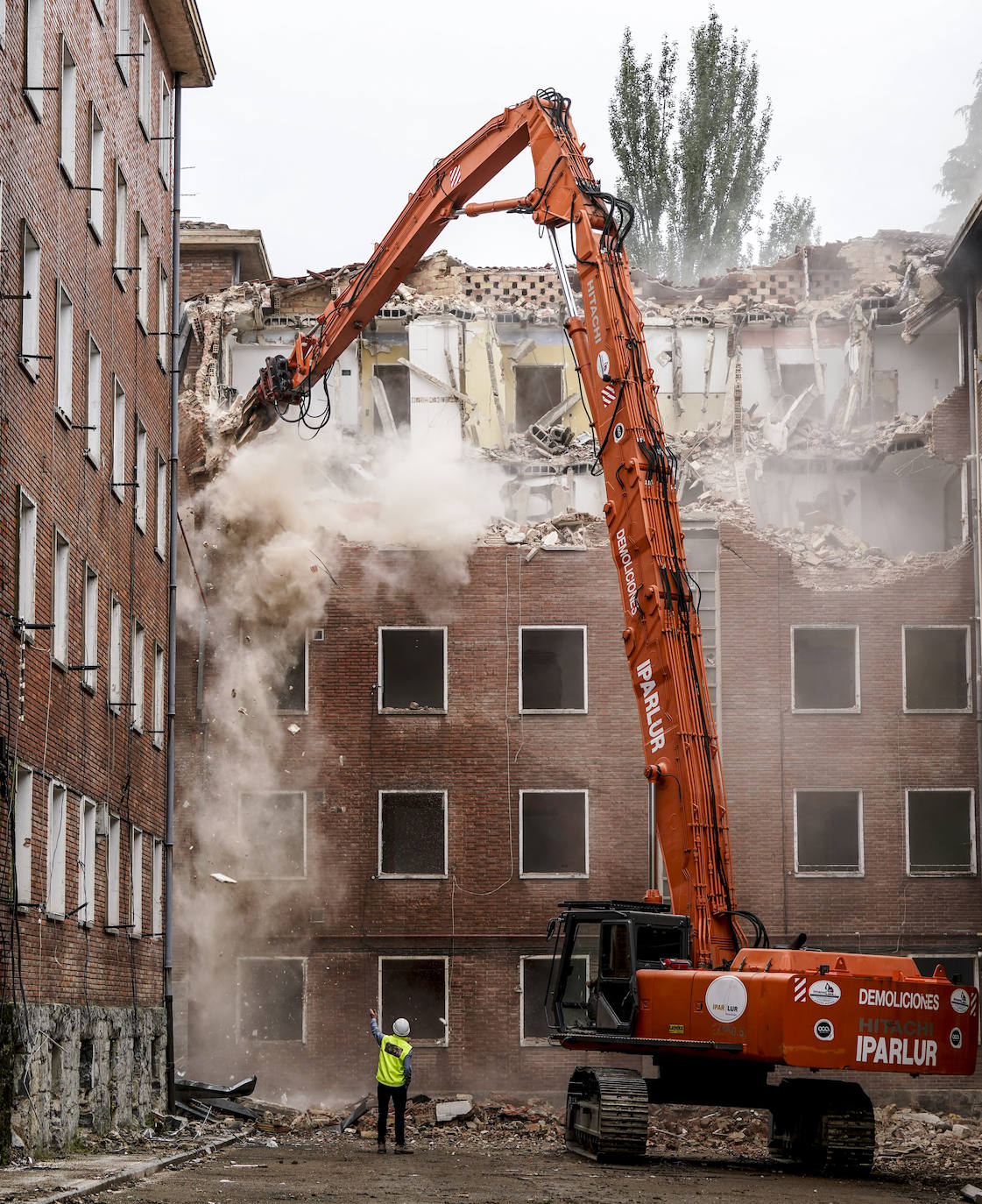 Fotos: Así se ha realizado el derribo de los bloques de Olárizu