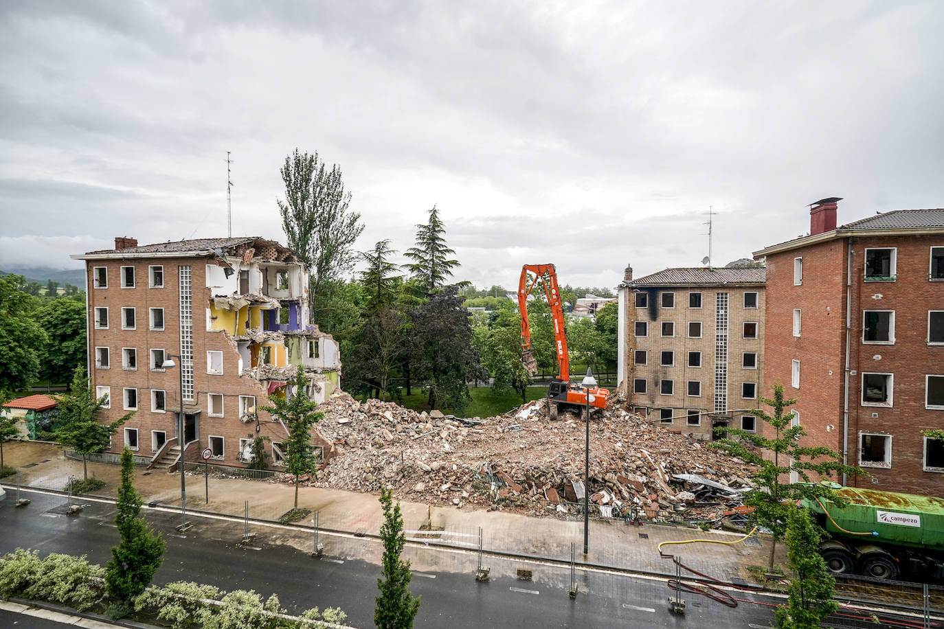 Fotos: Así se ha realizado el derribo de los bloques de Olárizu