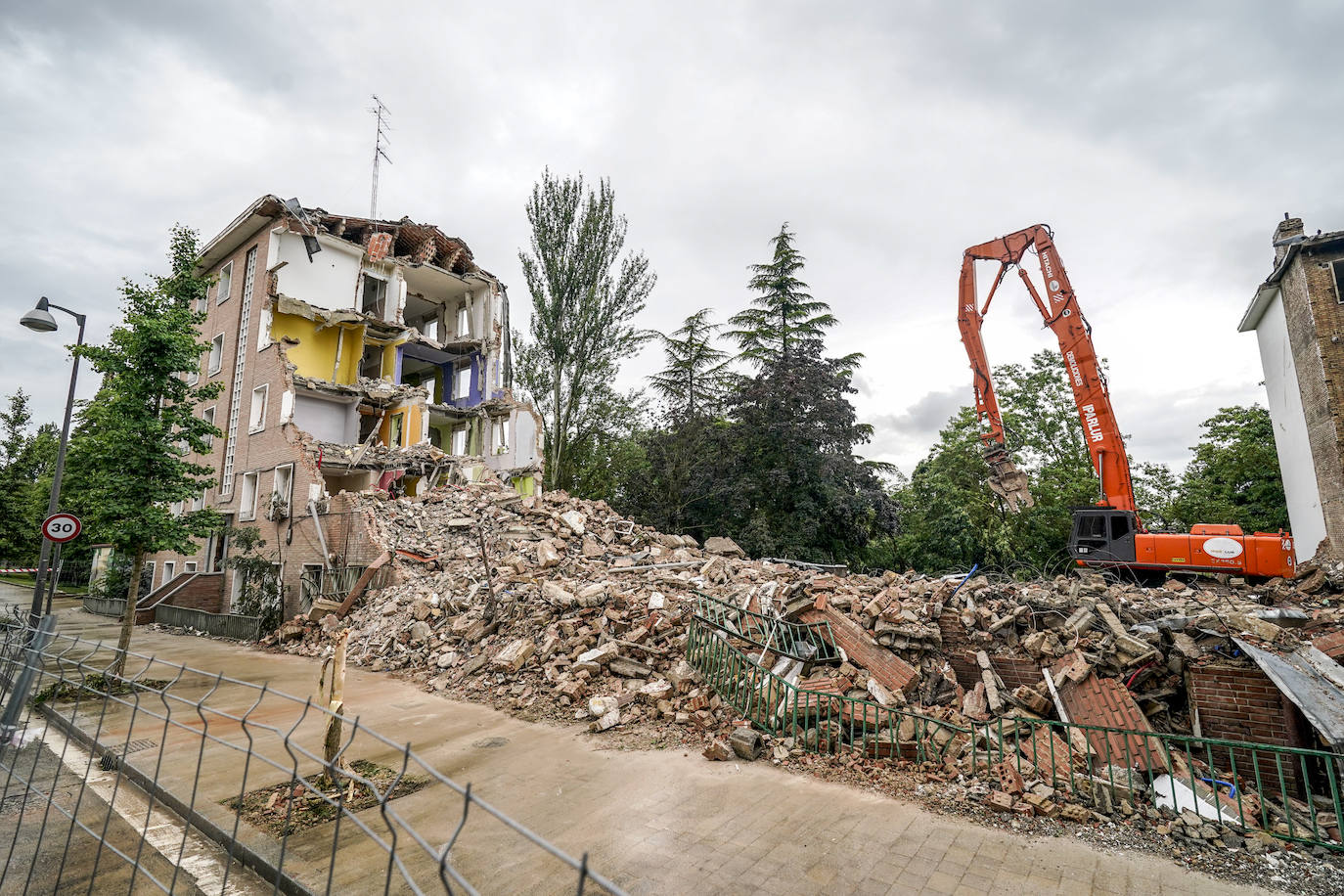 Fotos: Así se ha realizado el derribo de los bloques de Olárizu