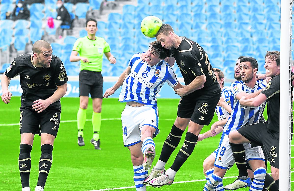 Lejeune gana un duelo aéreo en el último encuentro disputado en el Reale Arena