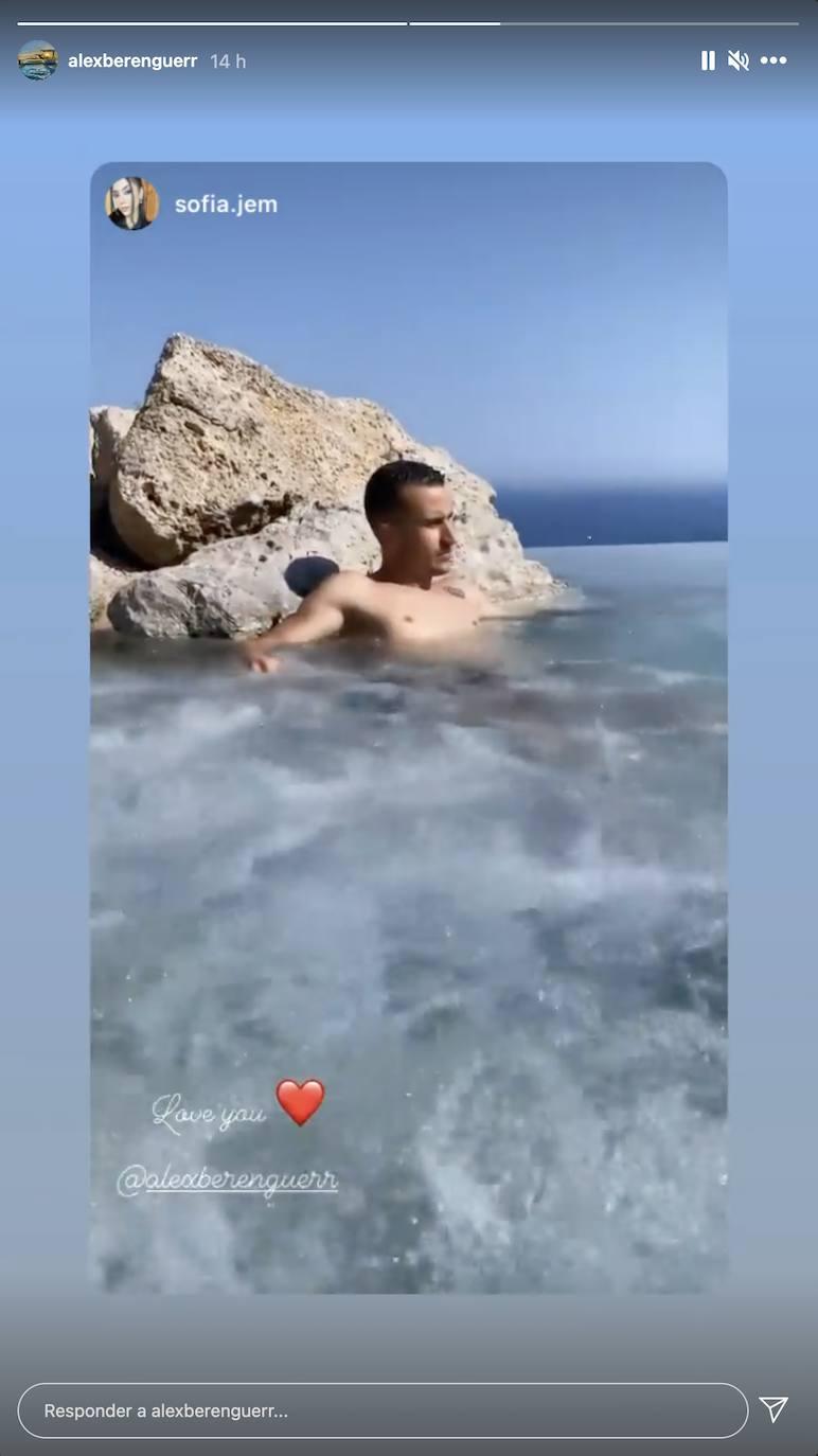 Álex Berenguer disfrutando de un momento de relax con las burbujas de la piscina en la costa italiana.