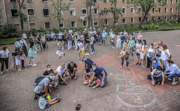 El Correo reunió a 'los niños de la campa' horas antes de la demolición de lo que fueron sus casas de la Avenida de Olárizu.