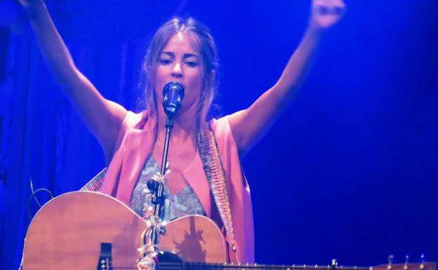 Sofía animando a cantar a su público adolescente.