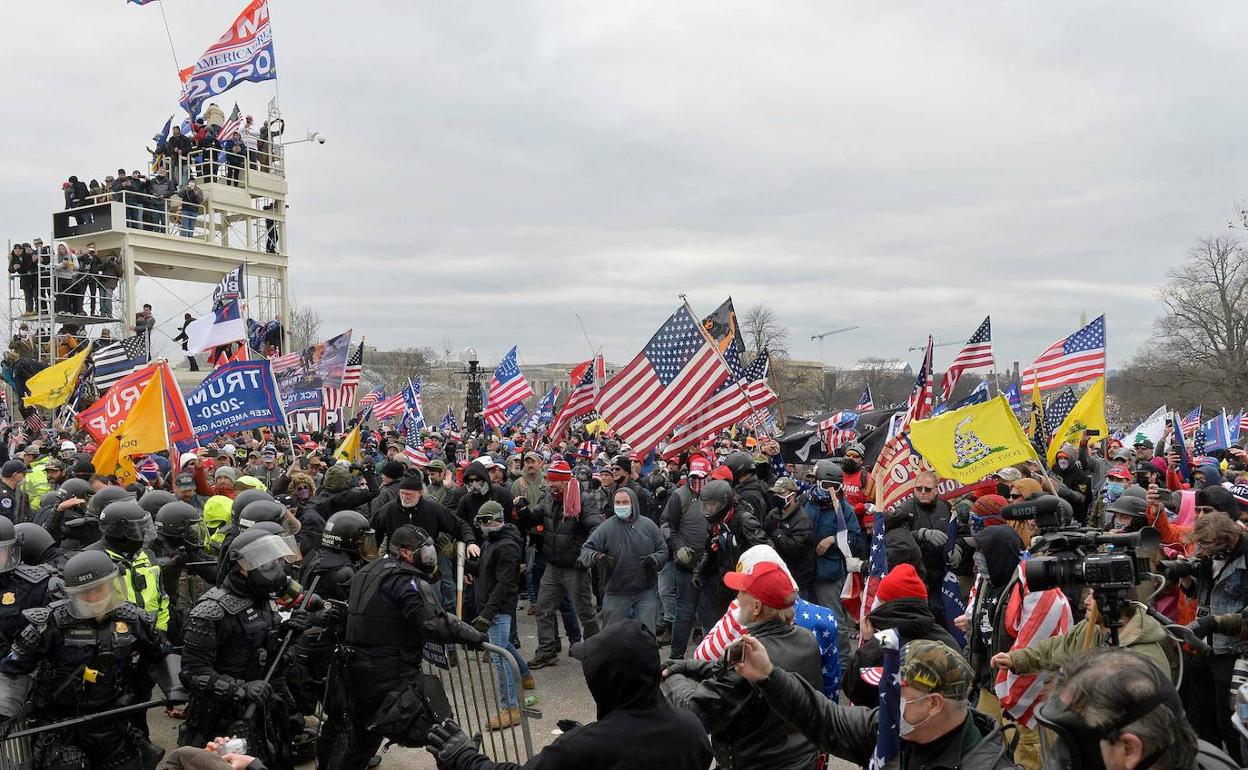 Partidarios de Trump chocan con la policía en su inento de asaltar el Capitolio en Washington el pasado 6 de enero.