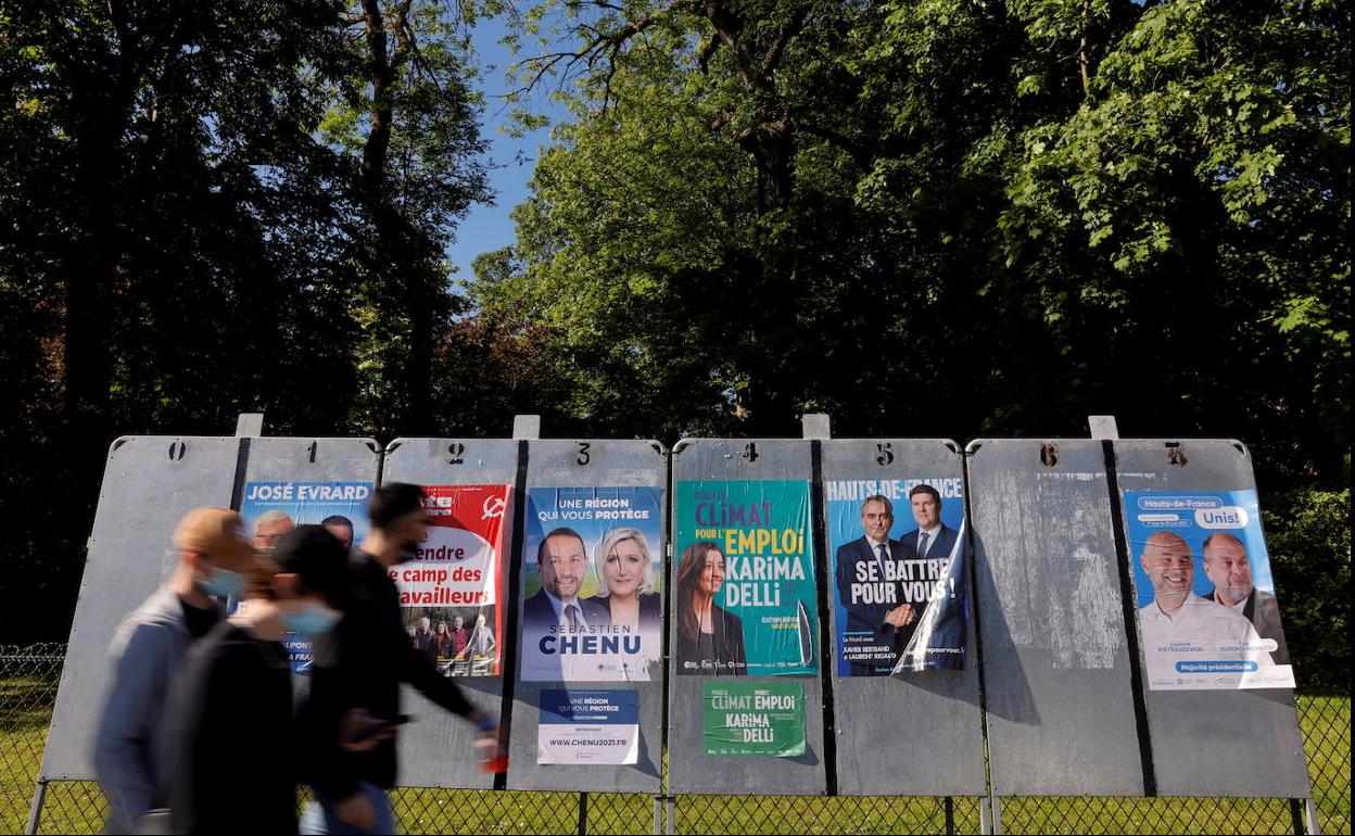Carteles electorales en la ciudad de Cambrai invitan a votar a los candidatos en las elecciones regionales de hoy.. 
