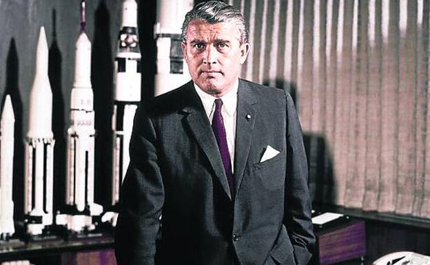 Wernher von Braun en su despacho de la NASA. 1964.