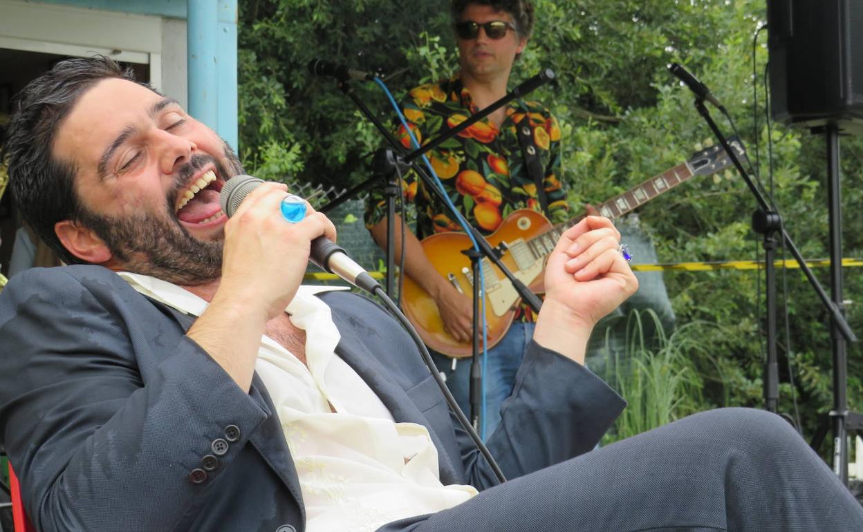 Borja Romaña sentado como Solomon Burke en una balada de Charles Bradley. 