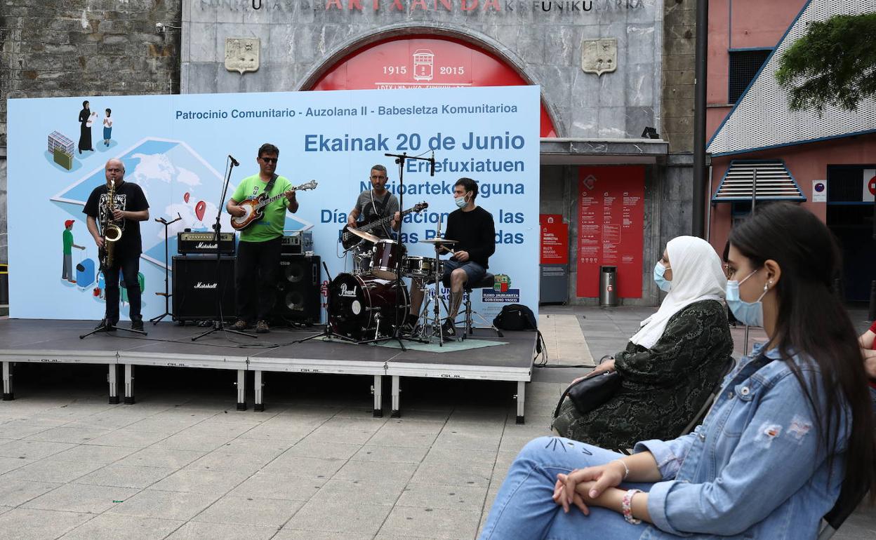 Un grupo musical amenizó el acto celebrado en Bilbao. 