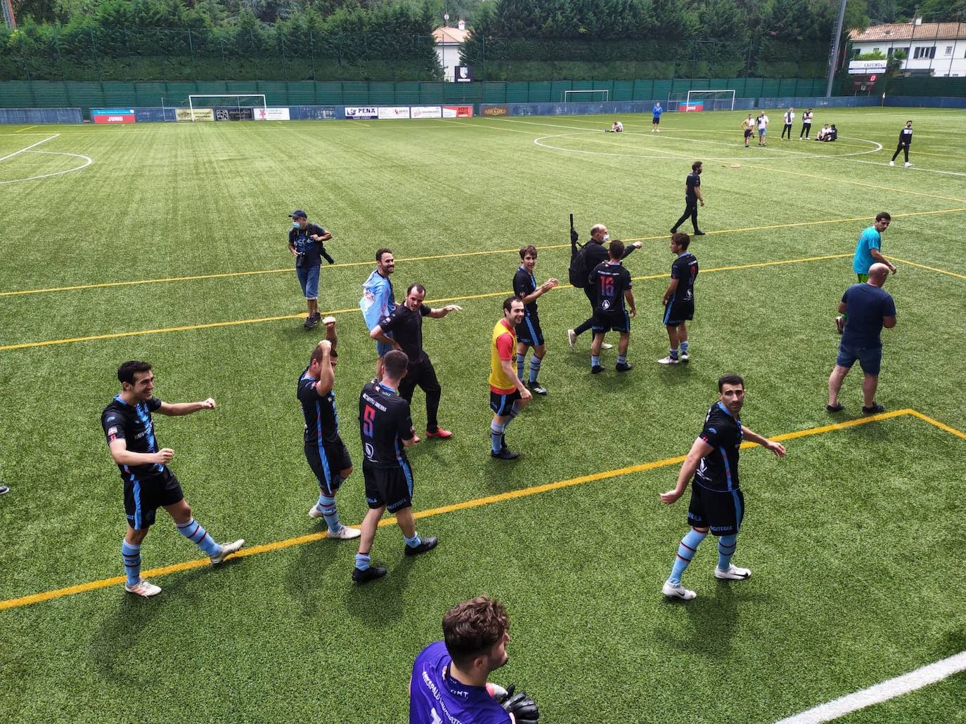 Los jugadores celebran el ascenso. 