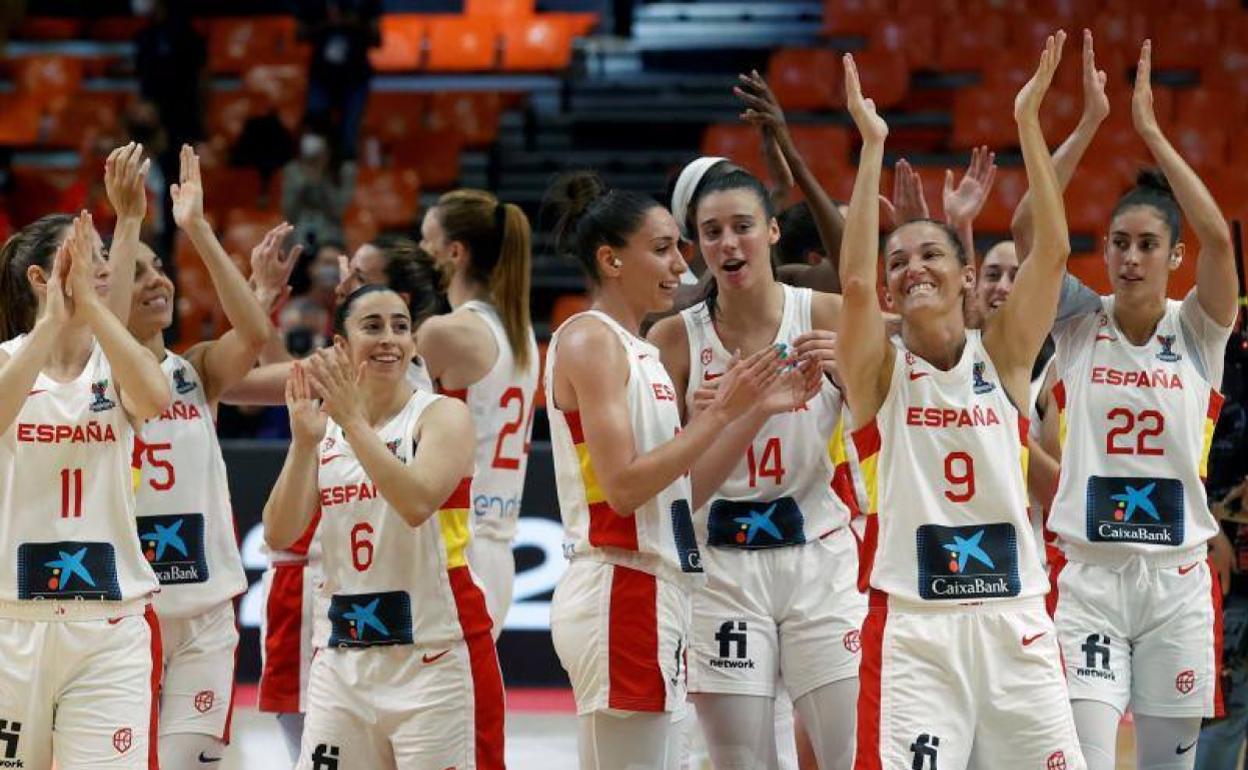 Jugadoras de España exultantes celebrando con la afición el pase a cuartos. 