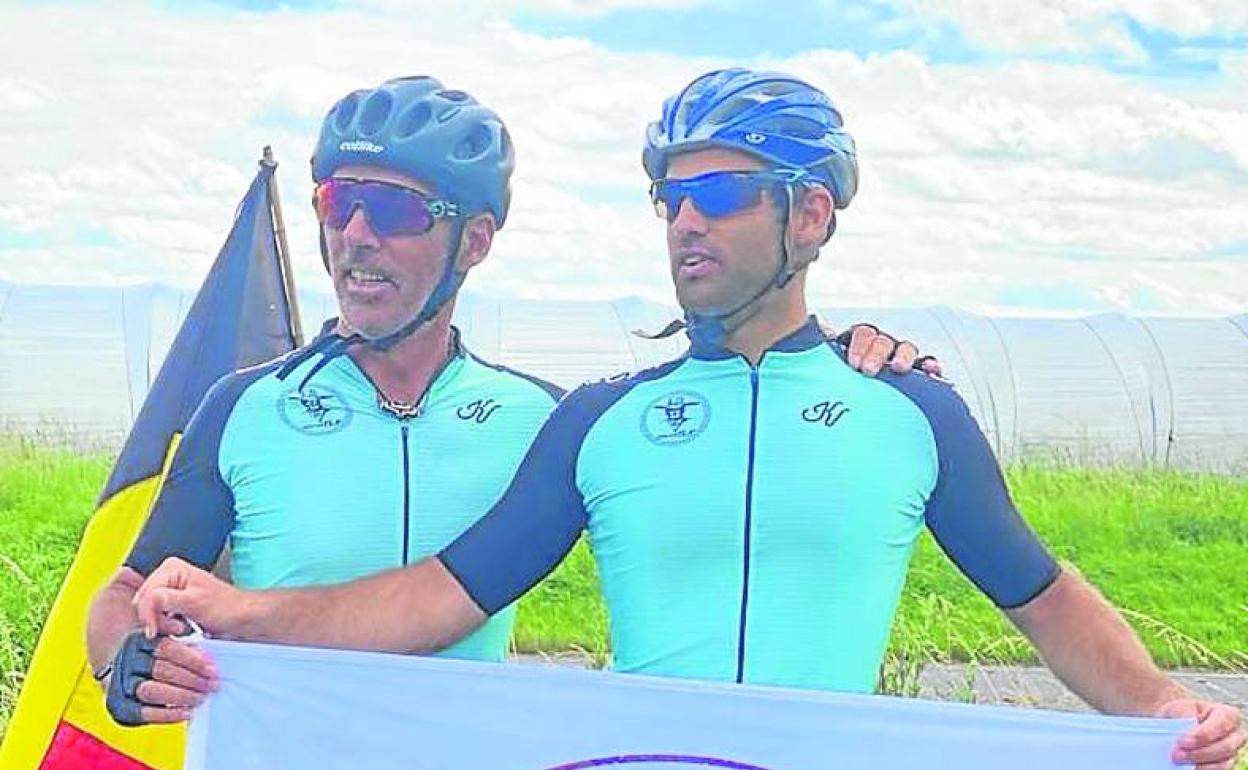 Jaime Lafita y su hijo Diego, poco antes de completar el reto. 