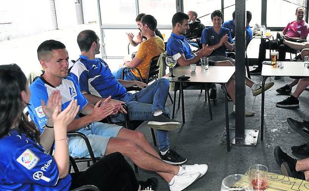 Un grupo de amigos de rezusta siguió el partido en un terraza junto al frontón Miribilla. 