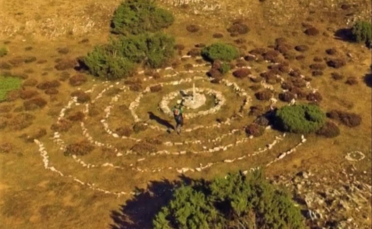 La carrera pasa por uno de los puntos más emblamáticos de la montaña vasca: el centro geográfico de Euskalherria, cerca del Beriain.