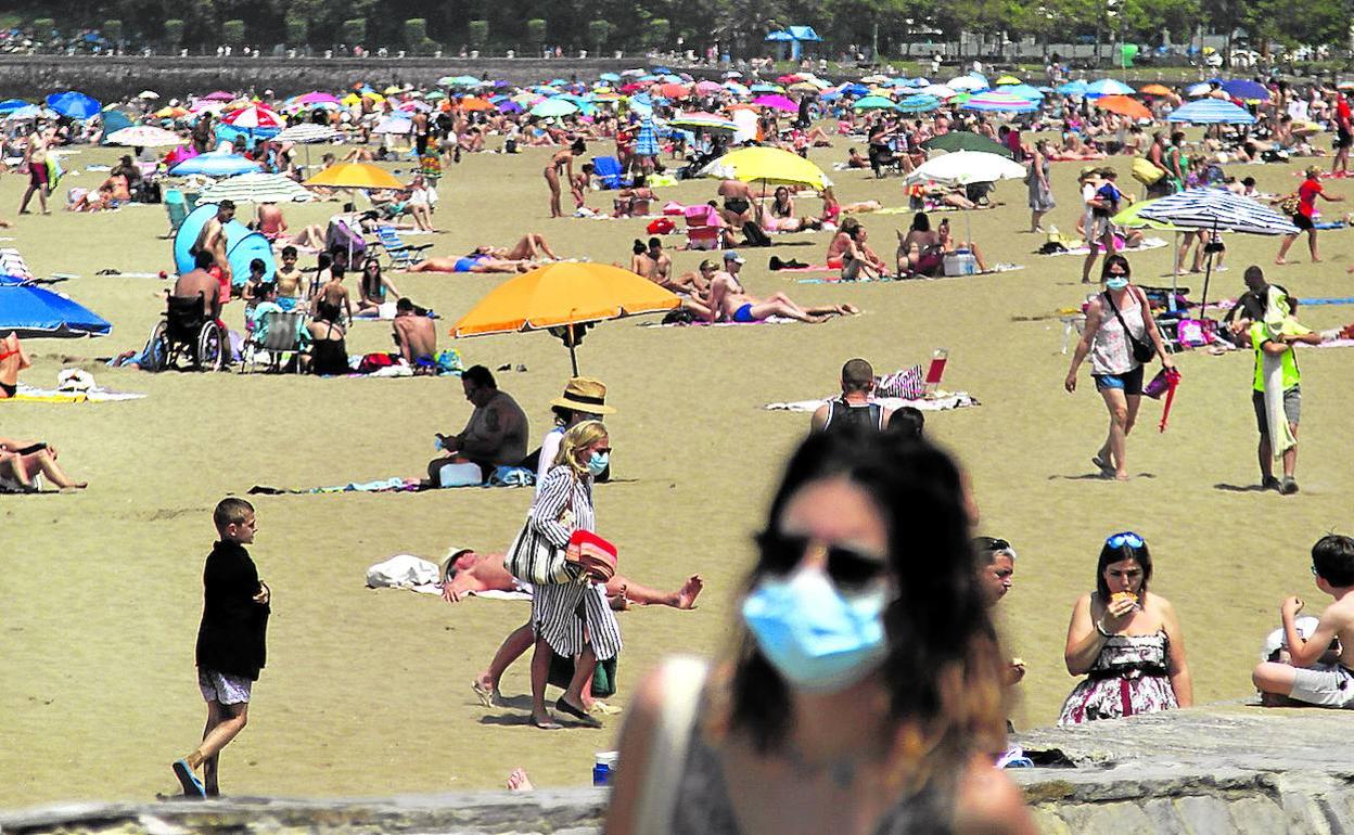 Las playas constituyen uno de los espacios al aire libre más dados a las aglomeraciones en verano. 