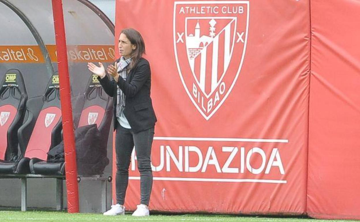 Iraia Iturregi dando ánimos a sus jugadoras en la banda. 