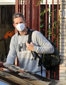 Imagen secundaria 2 - Arriba, Urdangarin junto a la cruz de Olárizu. Abajo, en su lugar de trabajo y a la salida del Hogar Don Orione, en Madrid, donde trabajó antes de trasladarse a Vitoria. 