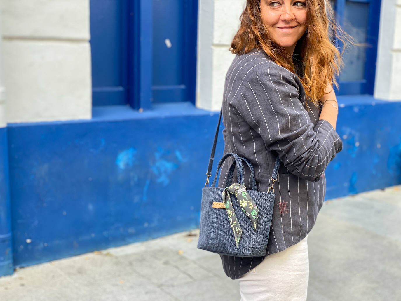 Fotos: Los bolsos que llevan tu nombre (literalmente) los crean una hija y su padre en su caserío de Urduliz